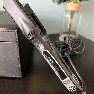 Croc Classic Silver Nano-Titanium Flat Iron (Black) 450 degrees 1.5"